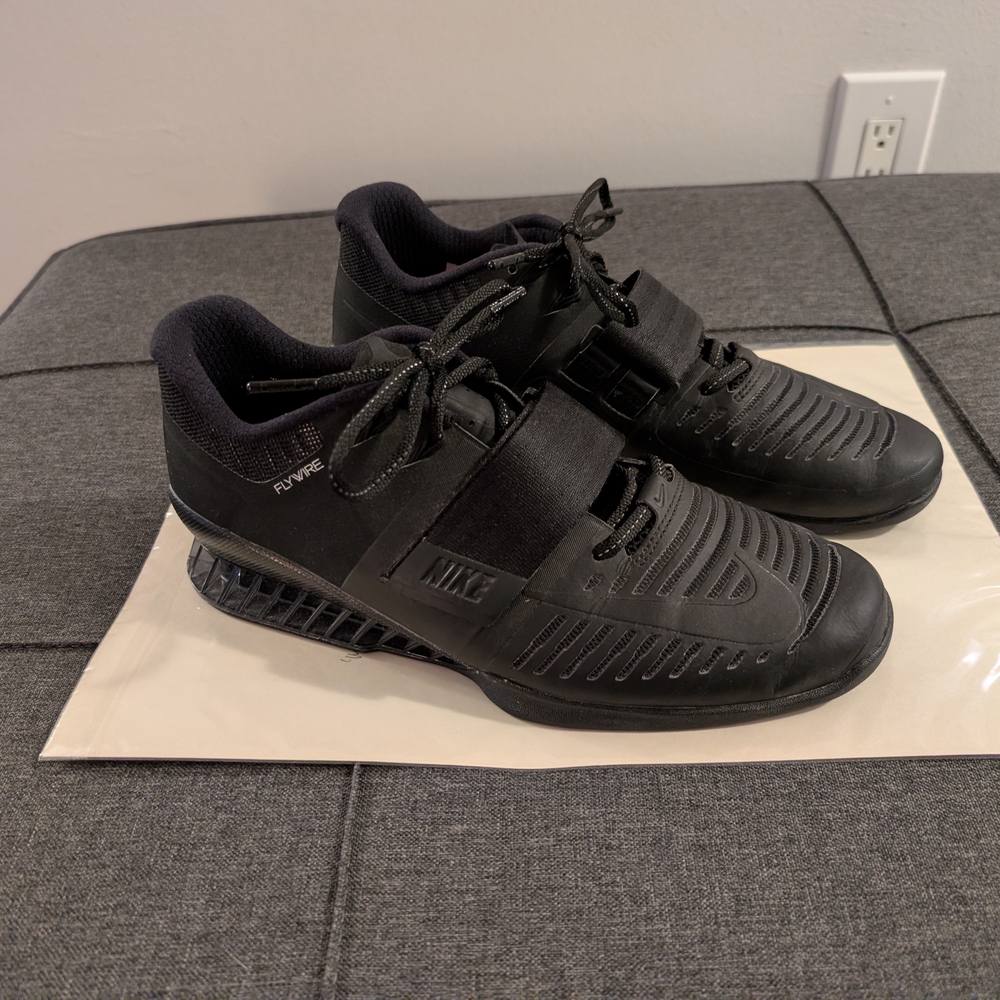 Nike Men’s Black Training Shoes with Strap